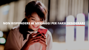 Ragazza di origine asiatica che messaggia su un cellulare con cover rossa con scritta in bianco non rispondere ai messaggi per farsi desiderare